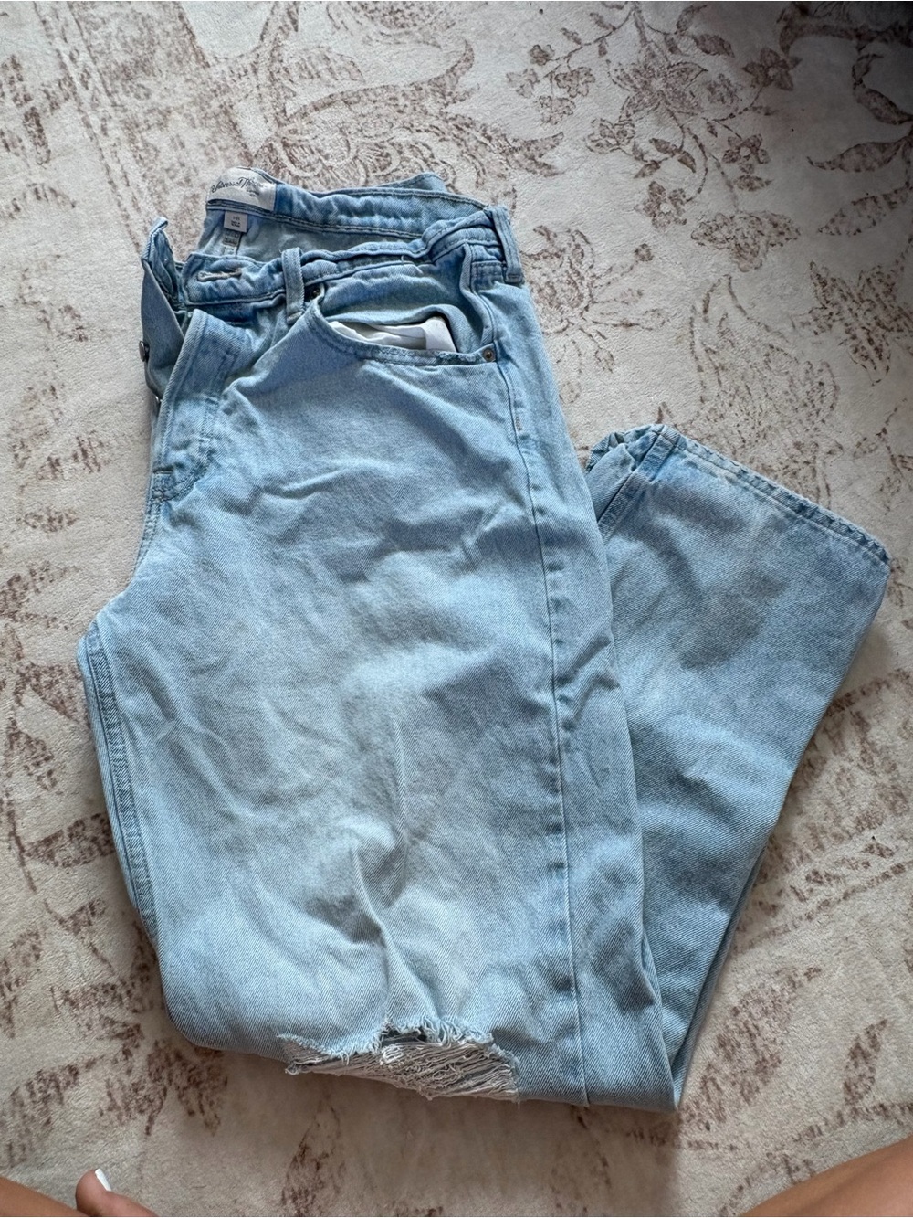 Universal Thread Light Blue Straight-Leg High-Waist Jeans